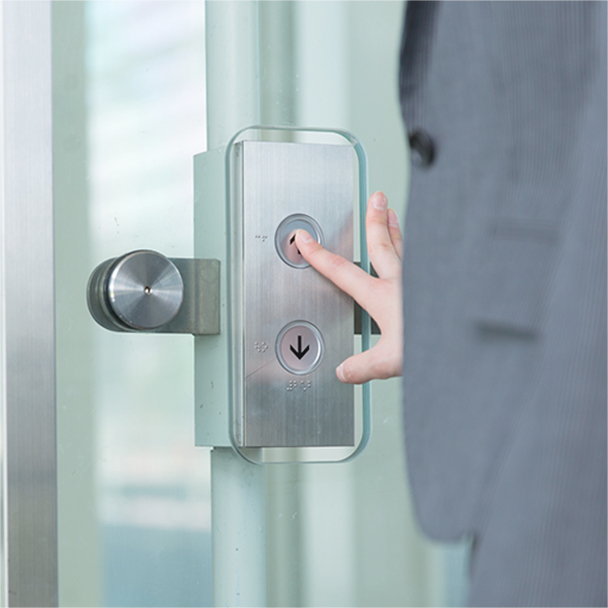 エレベーターのスイッチを触った後